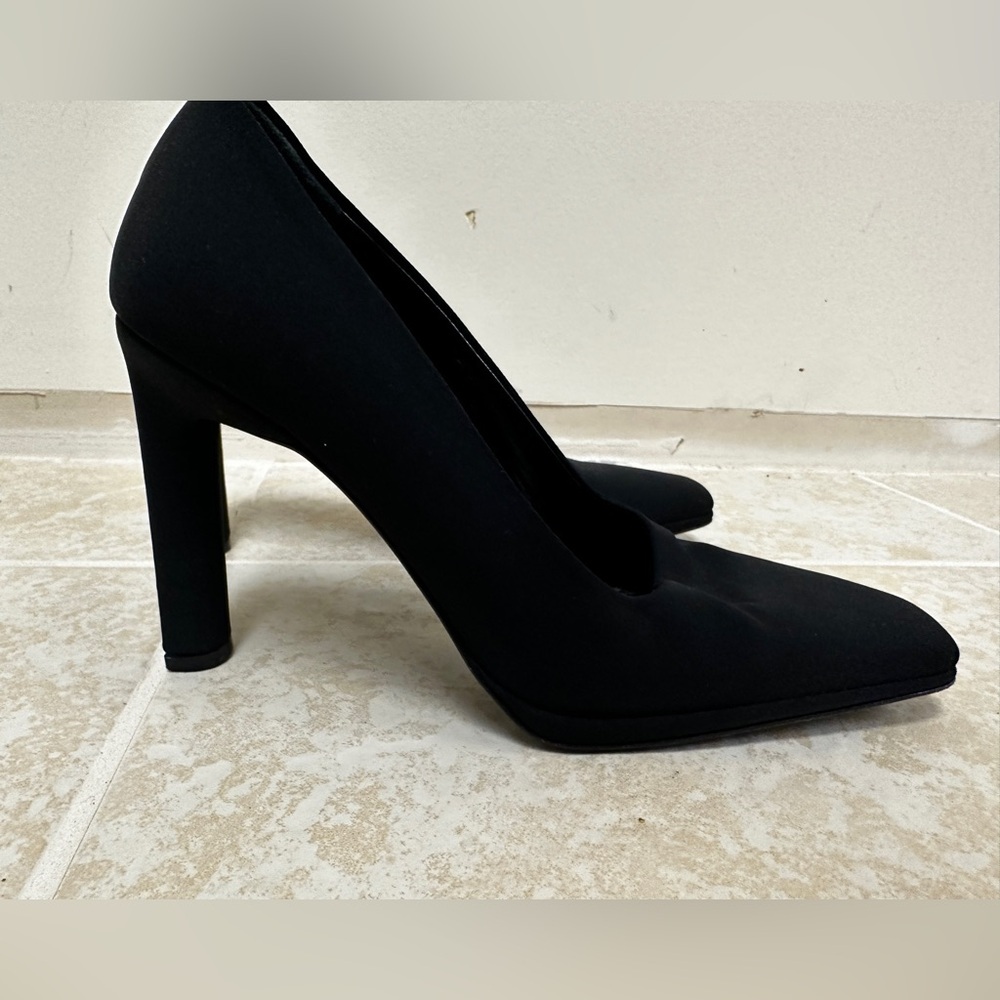 Women’s close toe heels black